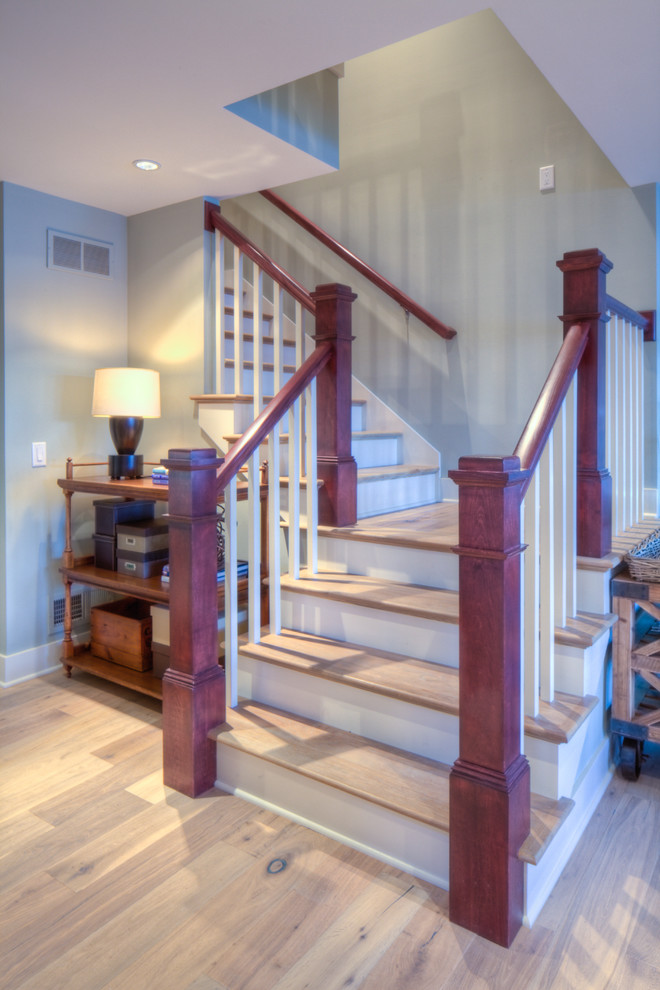 Foto de escalera en U clásica de tamaño medio con escalones de madera, contrahuellas de madera pintada y barandilla de madera