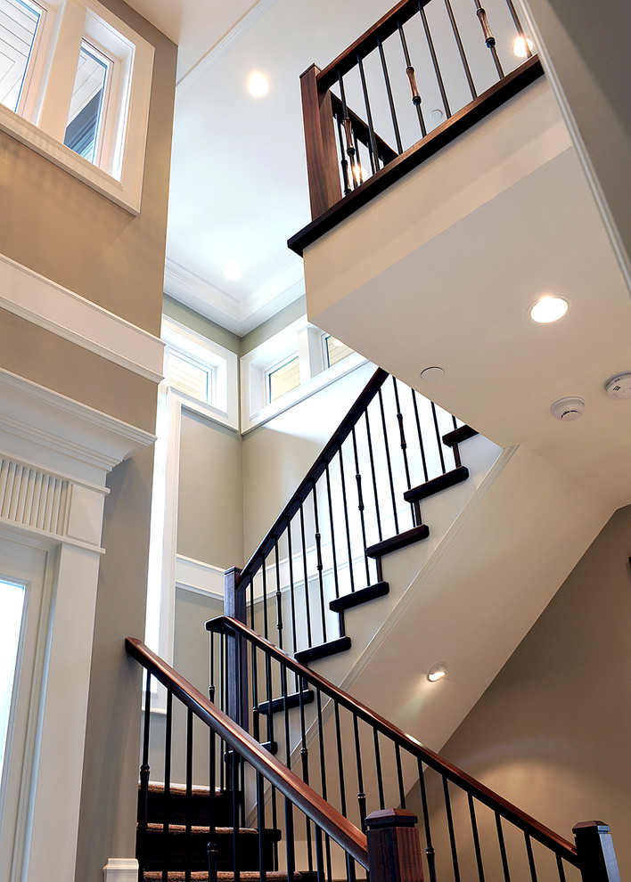 Diseño de escalera recta actual de tamaño medio con barandilla de varios materiales