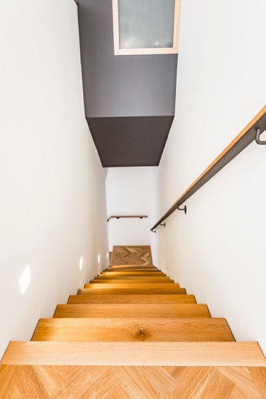 Photo of a scandinavian wood l-shaped staircase in Sydney with painted wood risers.