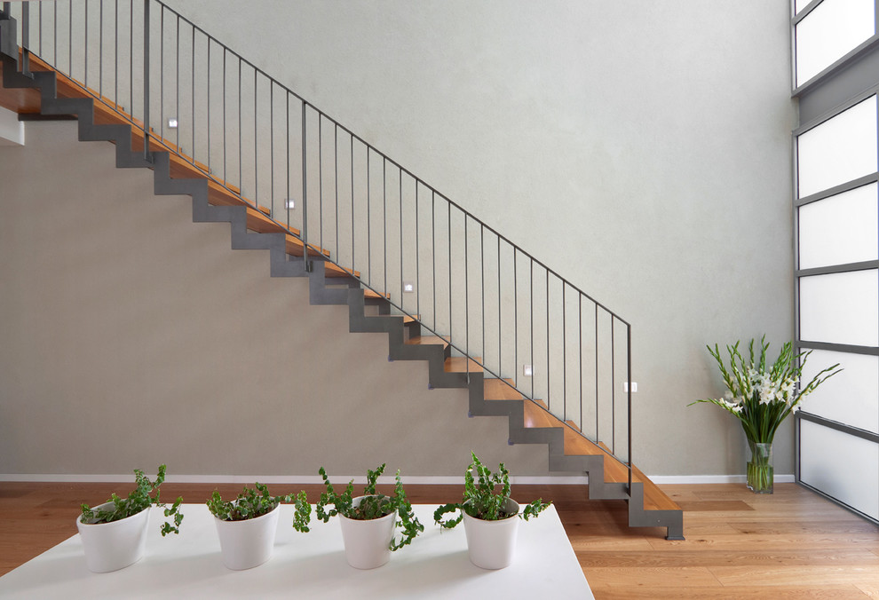 Свежая идея для дизайна: лестница на больцах в стиле модернизм - отличное фото интерьера