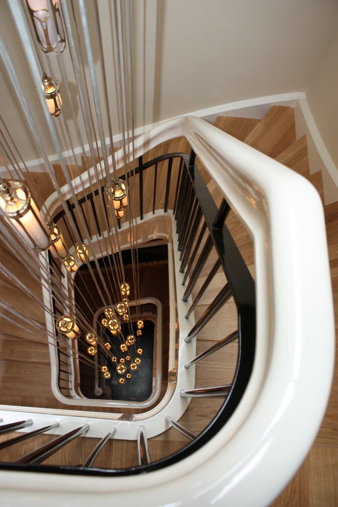 На фото: винтовая деревянная лестница в современном стиле с деревянными ступенями