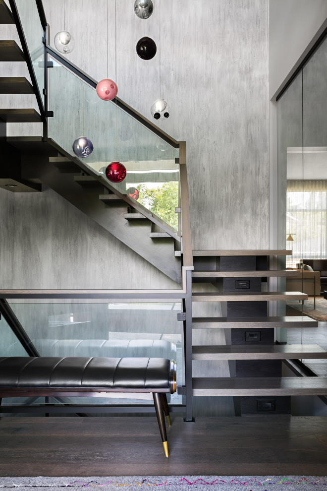 Источник вдохновения для домашнего уюта: п-образная лестница среднего размера в современном стиле с деревянными ступенями, стеклянными перилами и обоями на стенах без подступенок