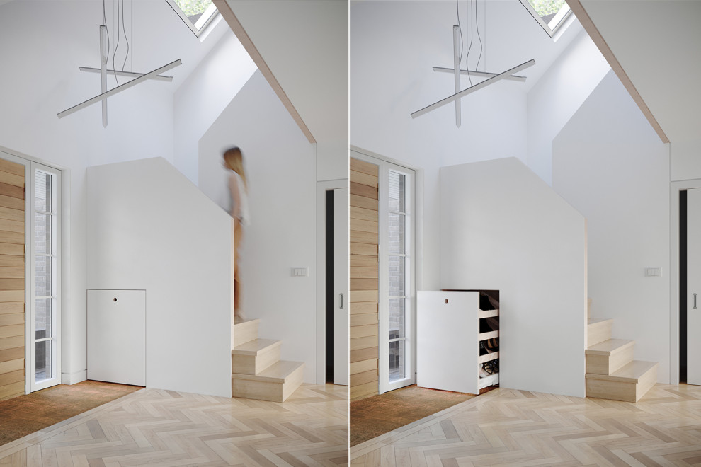 Стильный дизайн: п-образная деревянная лестница среднего размера в скандинавском стиле с деревянными ступенями и деревянными перилами - последний тренд