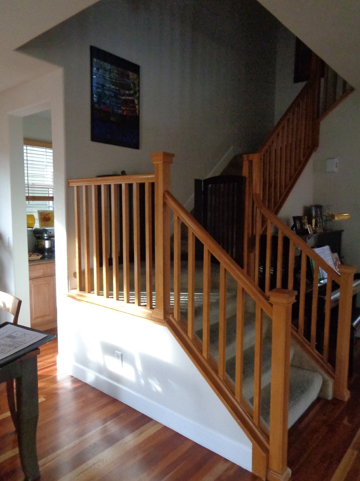 Modelo de escalera en U clásica renovada grande con escalones de madera, contrahuellas de madera y barandilla de madera