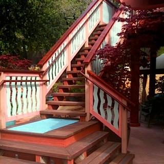 Cette image montre un escalier sans contremarche droit traditionnel de taille moyenne avec des marches en bois peint.