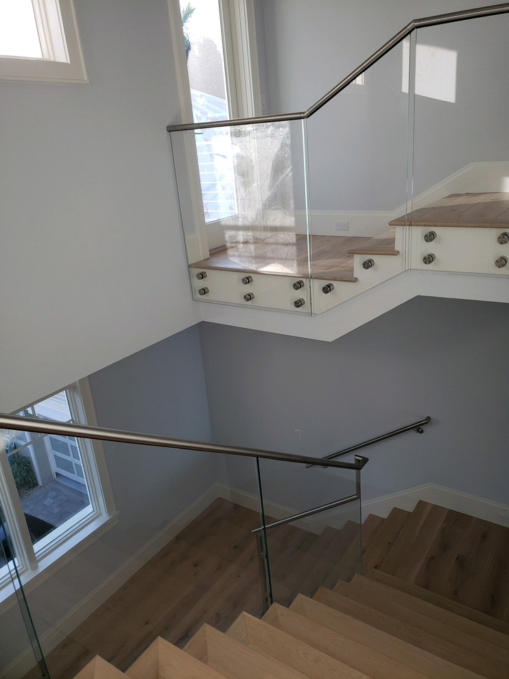 Kleine Moderne Treppe mit gefliesten Treppenstufen, Holz-Setzstufen und Mix-Geländer in Sonstige