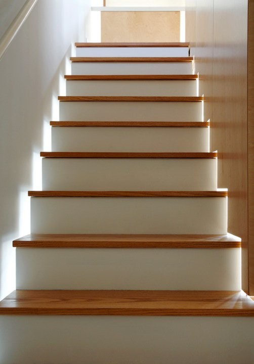 Ejemplo de escalera suspendida retro con escalones de madera y contrahuellas de madera pintada