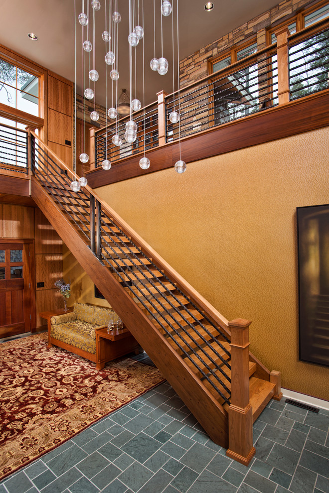Идея дизайна: большая прямая лестница в стиле рустика с деревянными ступенями без подступенок
