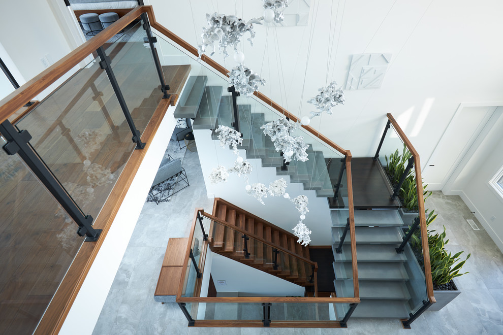 Идея дизайна: лестница на больцах в стиле модернизм с бетонными ступенями и перилами из смешанных материалов