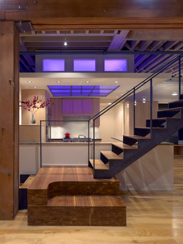 Стильный дизайн: прямая лестница среднего размера в стиле лофт с деревянными ступенями без подступенок - последний тренд