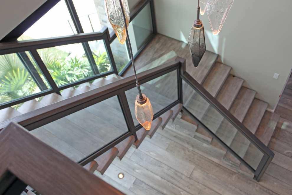 Пример оригинального дизайна: лестница среднего размера в стиле неоклассика (современная классика) с деревянными ступенями и перилами из смешанных материалов без подступенок