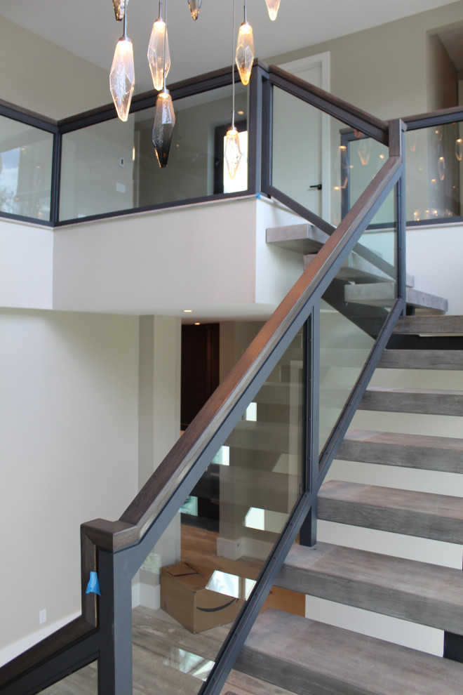 Réalisation d'un escalier sans contremarche tradition de taille moyenne avec des marches en bois et un garde-corps en matériaux mixtes.