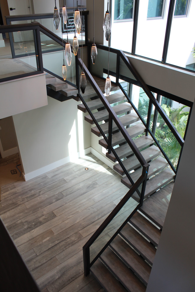 Mittelgroße Klassische Holztreppe mit offenen Setzstufen und Mix-Geländer in Sonstige