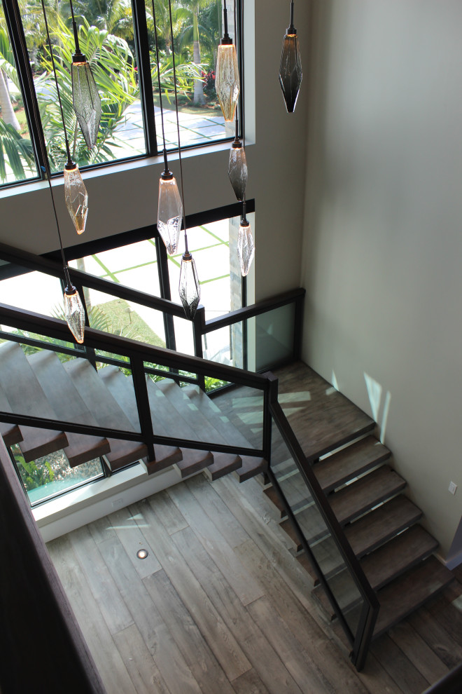 Imagen de escalera clásica renovada de tamaño medio sin contrahuella con escalones de madera y barandilla de varios materiales