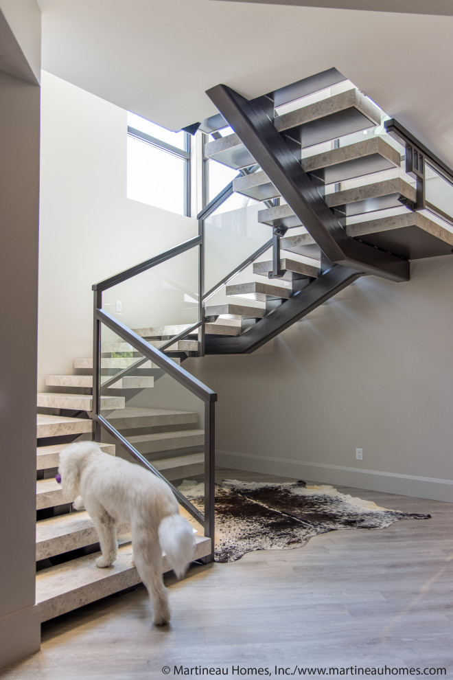 Стильный дизайн: большая винтовая лестница в стиле модернизм с ступенями из известняка и перилами из смешанных материалов без подступенок - последний тренд
