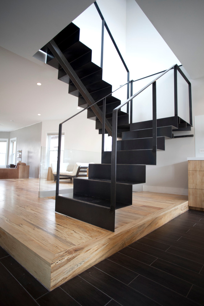 Пример оригинального дизайна: большая п-образная металлическая лестница в стиле модернизм с металлическими ступенями