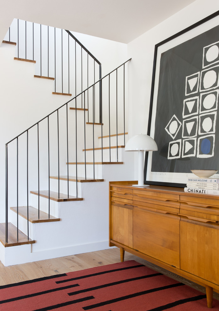 Idée de décoration pour un escalier vintage avec éclairage.