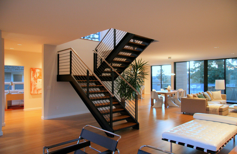 Große Moderne Holztreppe in U-Form mit offenen Setzstufen und Mix-Geländer in Seattle