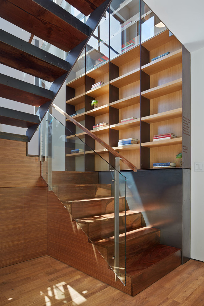 Aménagement d'un petit escalier contemporain en U avec des marches en bois, des contremarches en bois et éclairage.