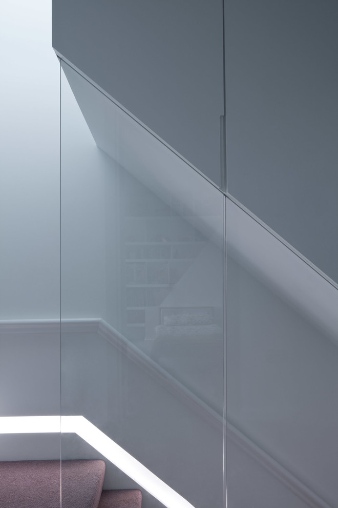 Gerade, Mittelgroße Moderne Treppe mit Teppich-Treppenstufen und Teppich-Setzstufen in London