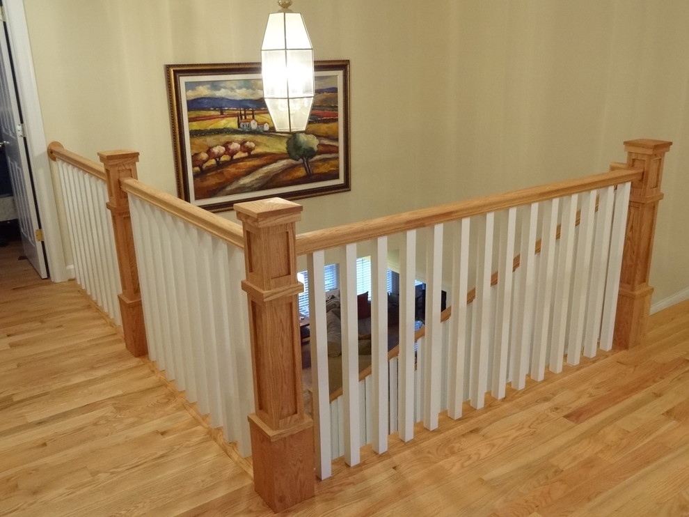 Cette photo montre un escalier peint droit chic de taille moyenne avec des marches en bois.