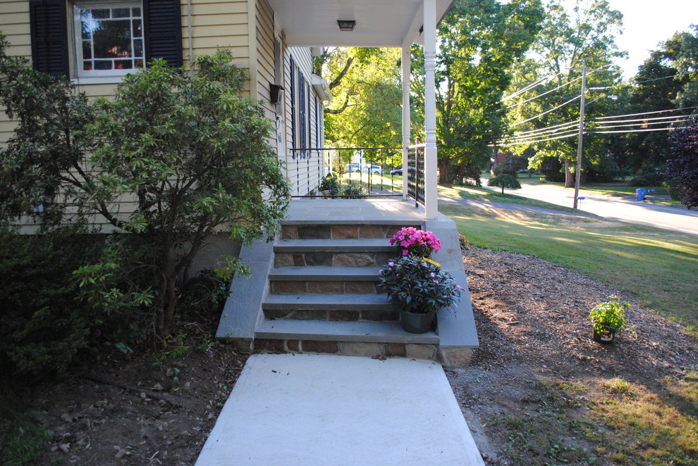 Стильный дизайн: прямая бетонная лестница в классическом стиле с бетонными ступенями - последний тренд