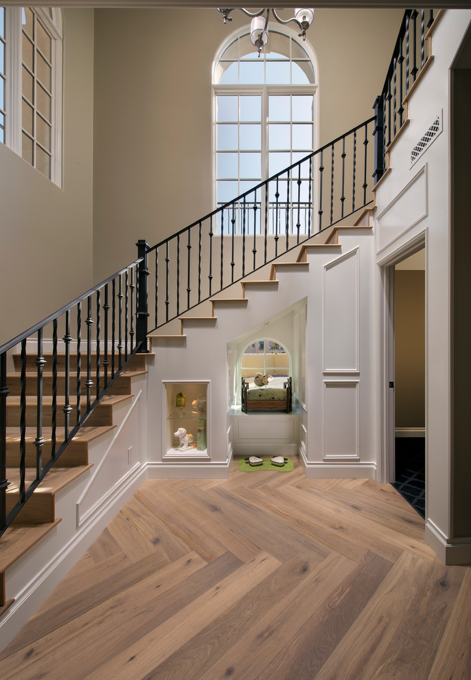 Cette image montre un escalier traditionnel avec des marches en bois, des contremarches en bois et rangements.