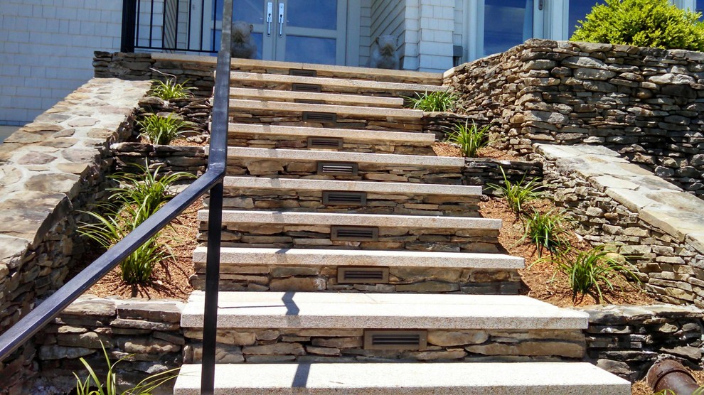 На фото: прямая бетонная лестница среднего размера в стиле неоклассика (современная классика) с