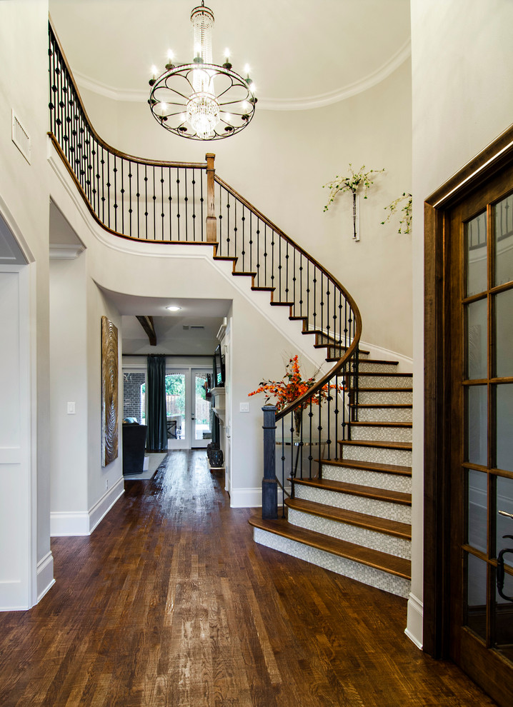 Источник вдохновения для домашнего уюта: изогнутая лестница в классическом стиле с деревянными ступенями и подступенками из плитки