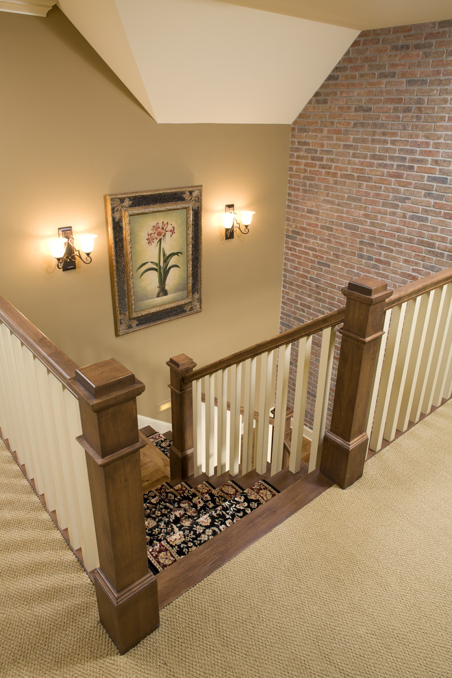 Пример оригинального дизайна: угловая лестница среднего размера в стиле кантри с деревянными ступенями