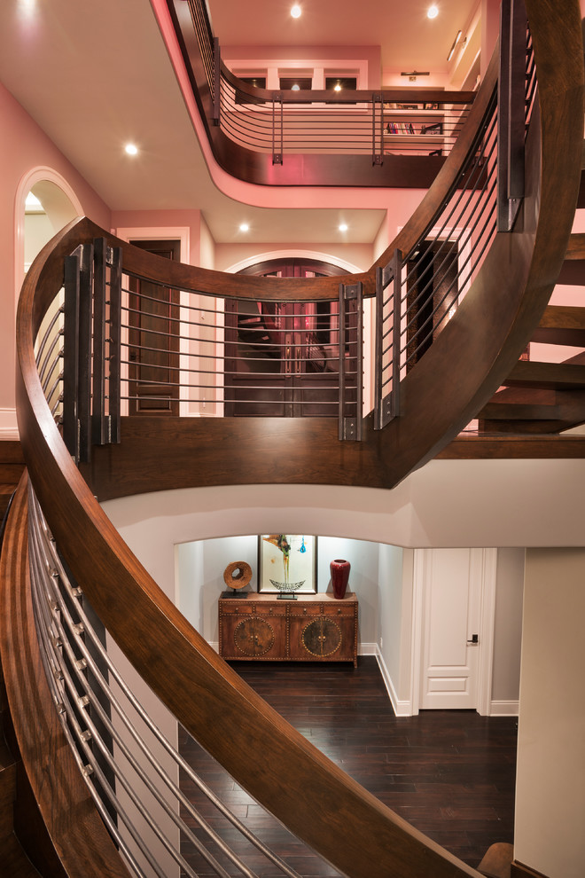 Diseño de escalera de caracol extra grande con escalones de madera y contrahuellas de madera