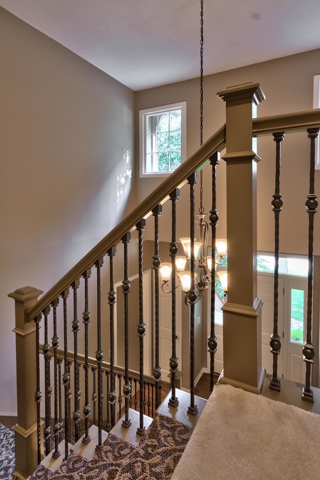 Idées déco pour un escalier classique en L de taille moyenne avec des marches en moquette et des contremarches en moquette.
