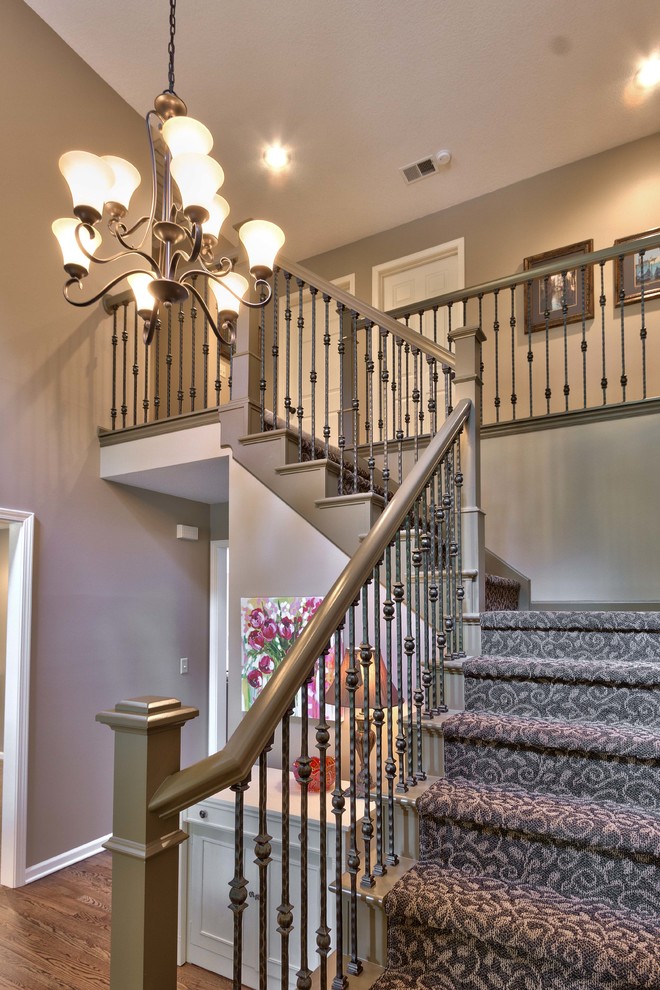 Mittelgroße Klassische Treppe in L-Form mit Teppich-Treppenstufen und Teppich-Setzstufen in Kansas City