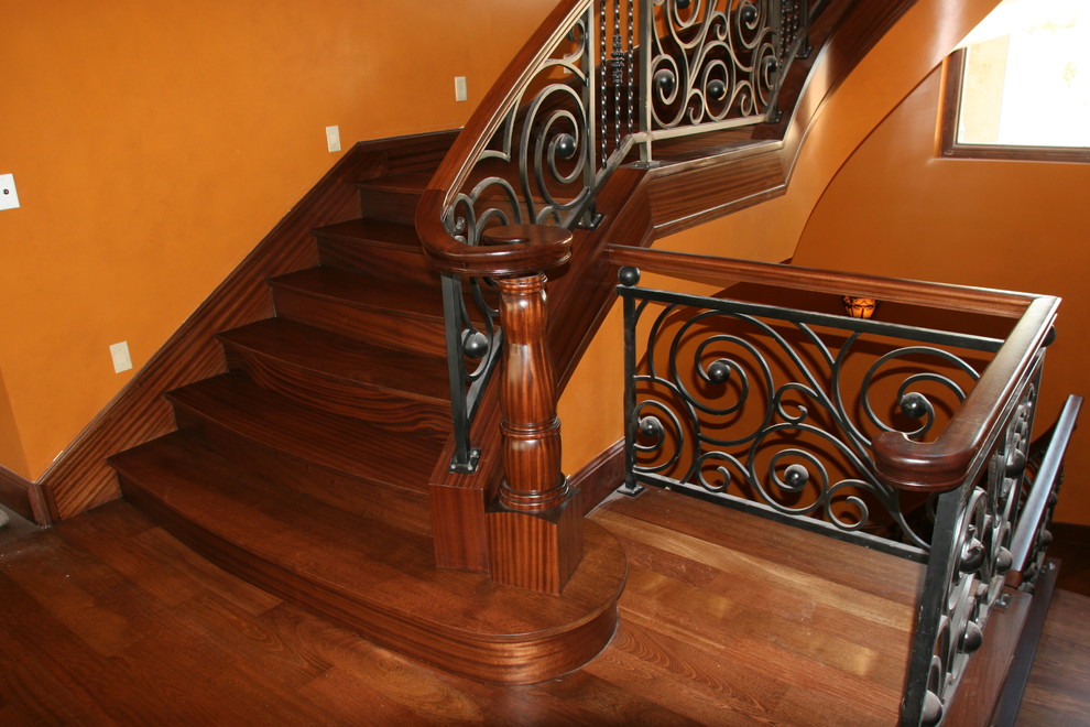 Идея дизайна: изогнутая деревянная лестница в стиле модернизм с деревянными ступенями