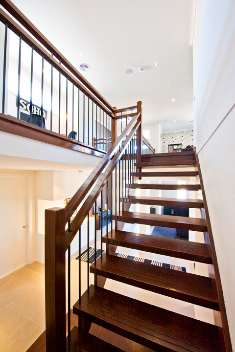Ejemplo de escalera en L contemporánea de tamaño medio sin contrahuella con escalones de madera