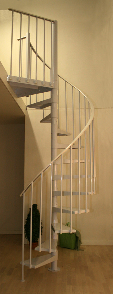 Modelo de escalera de caracol minimalista pequeña sin contrahuella con escalones de metal