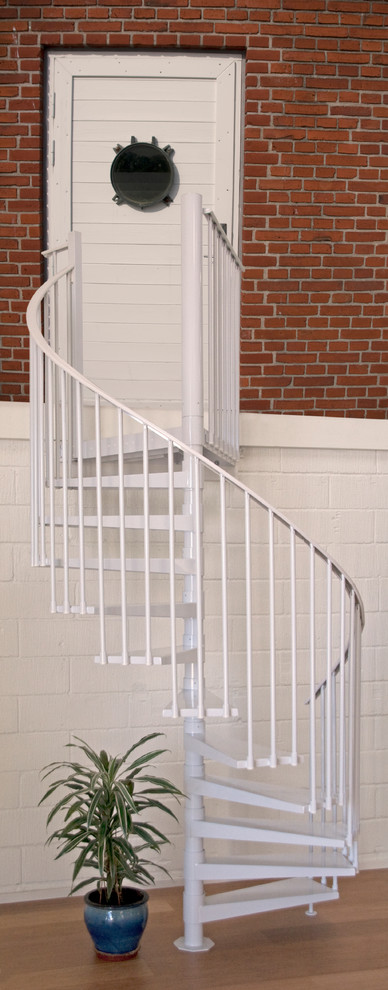 Foto de escalera de caracol actual pequeña sin contrahuella con escalones de metal