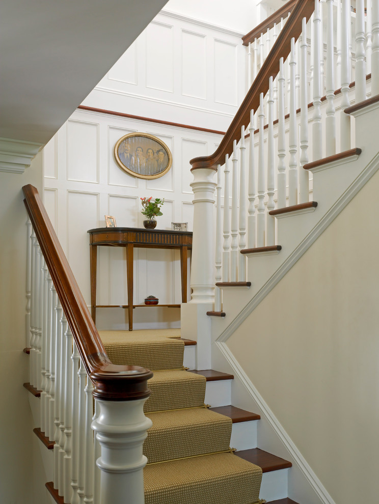 Идея дизайна: п-образная лестница в классическом стиле с деревянными ступенями