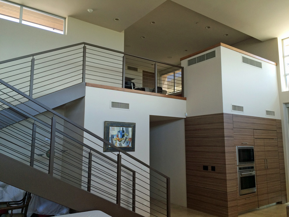 Cette image montre un grand escalier minimaliste en L avec des marches en bois et des contremarches en métal.