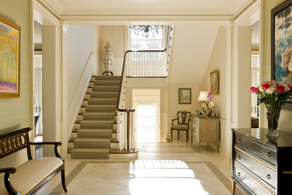 Источник вдохновения для домашнего уюта: п-образная лестница в классическом стиле с деревянными ступенями, крашенными деревянными подступенками и деревянными перилами