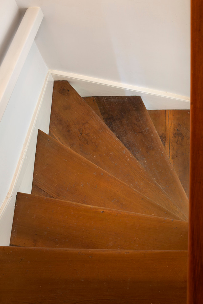 Idée de décoration pour un escalier peint droit champêtre de taille moyenne avec des marches en bois.