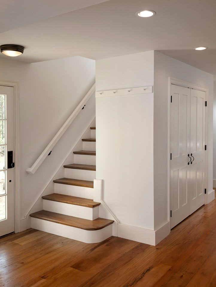Idée de décoration pour un escalier peint droit champêtre de taille moyenne avec des marches en bois et éclairage.