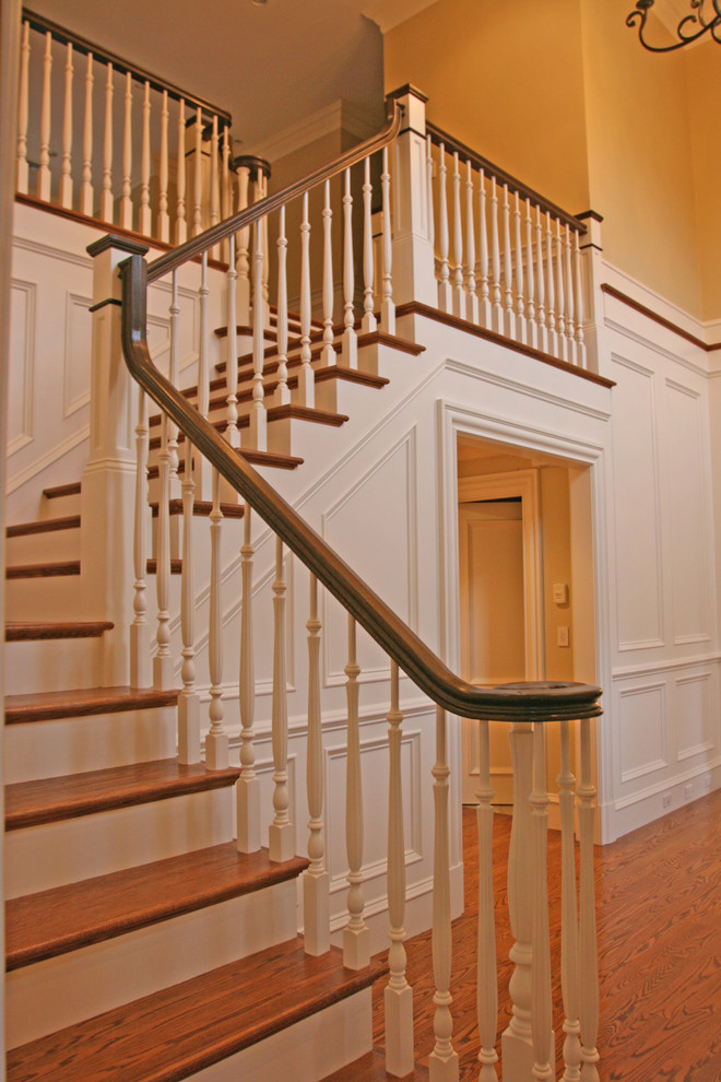 Idées déco pour un escalier peint classique en L avec des marches en bois.
