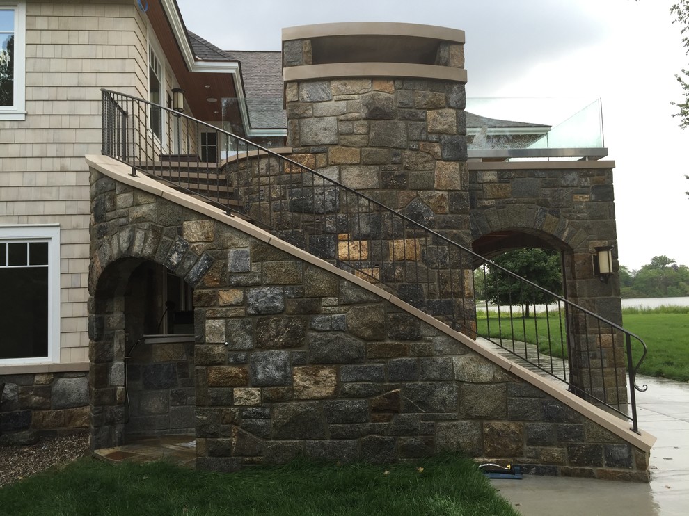 Идея дизайна: изогнутая бетонная лестница среднего размера в стиле кантри с бетонными ступенями и металлическими перилами