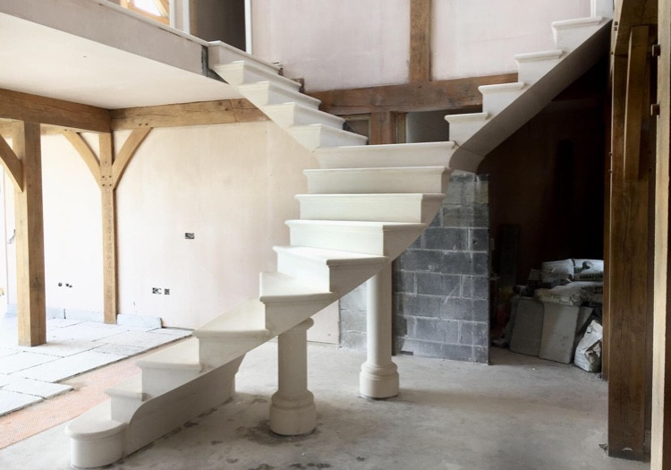 Schwebende, Große Stilmix Treppe mit Kalk-Treppenstufen, Kalk-Setzstufen und Stahlgeländer in Sonstige