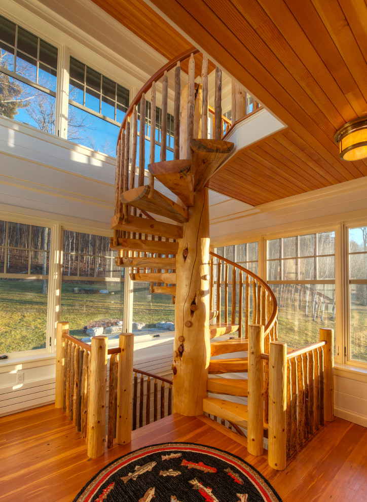 Idée de décoration pour un petit escalier sans contremarche hélicoïdal chalet avec des marches en bois.