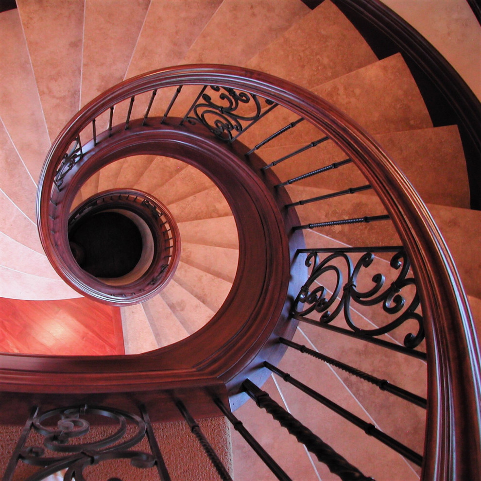 Стильный дизайн: винтовая лестница среднего размера в классическом стиле с деревянными перилами - последний тренд