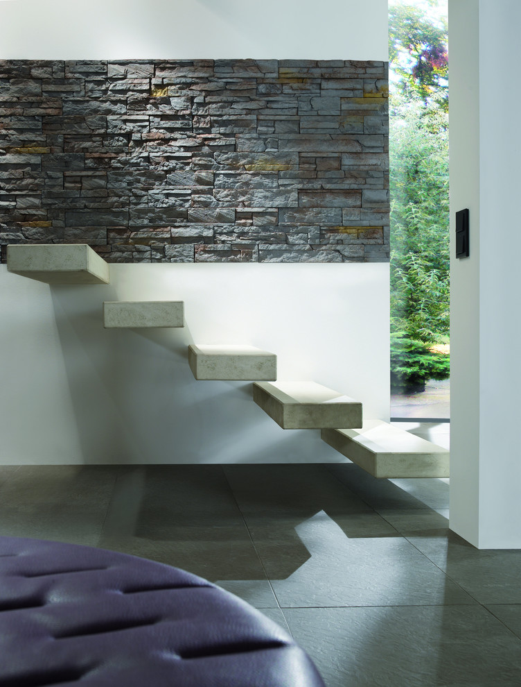 На фото: маленькая лестница на больцах в стиле модернизм с бетонными ступенями для на участке и в саду с