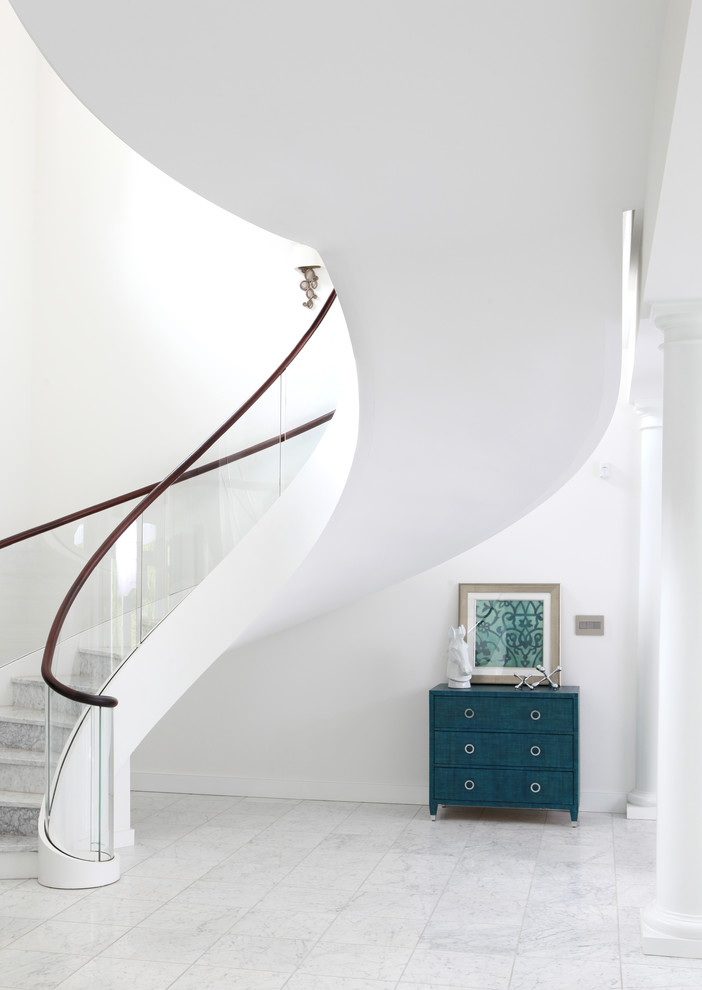 Modelo de escalera suspendida contemporánea extra grande con escalones de mármol, contrahuellas de mármol y barandilla de vidrio
