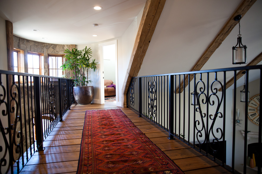 Стильный дизайн: п-образная лестница среднего размера в стиле фьюжн с деревянными ступенями и металлическими перилами - последний тренд